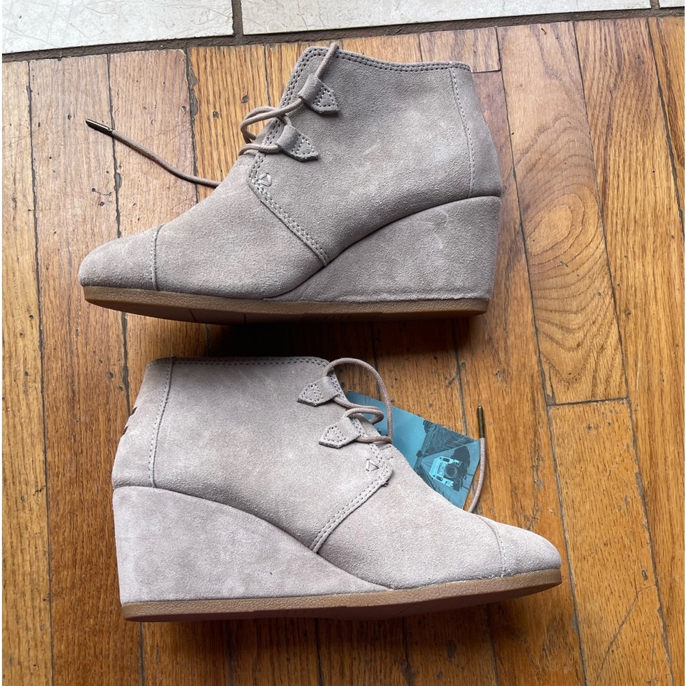 NWT TOMS Desert Taupe Suede Wedge Booties size: 11